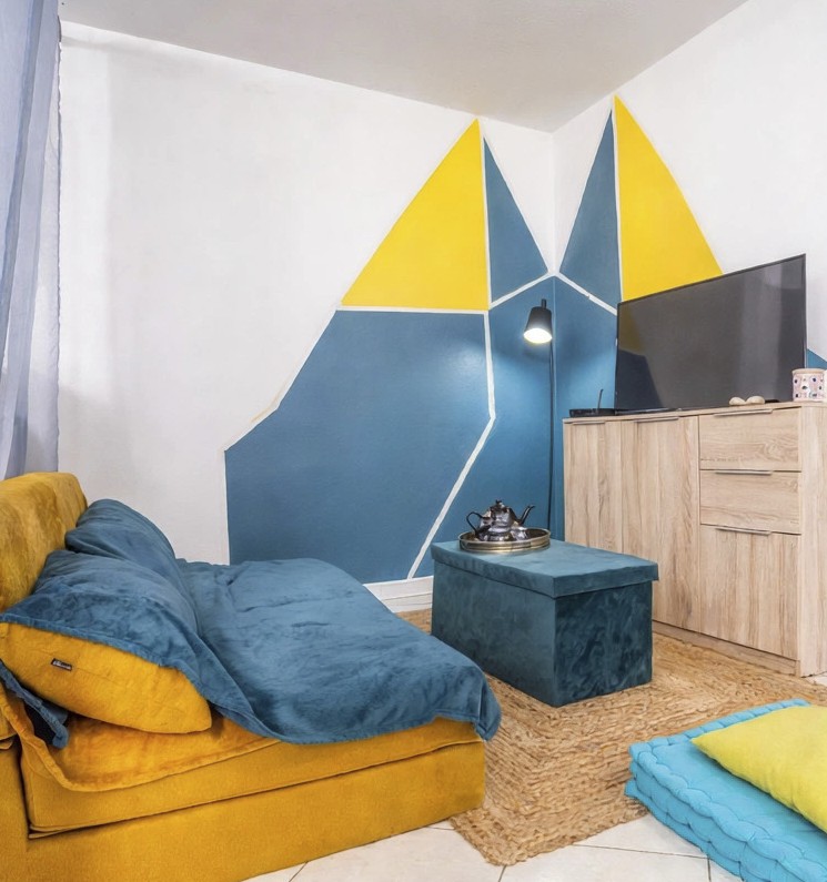 Espace de vie avec canapé et télévision